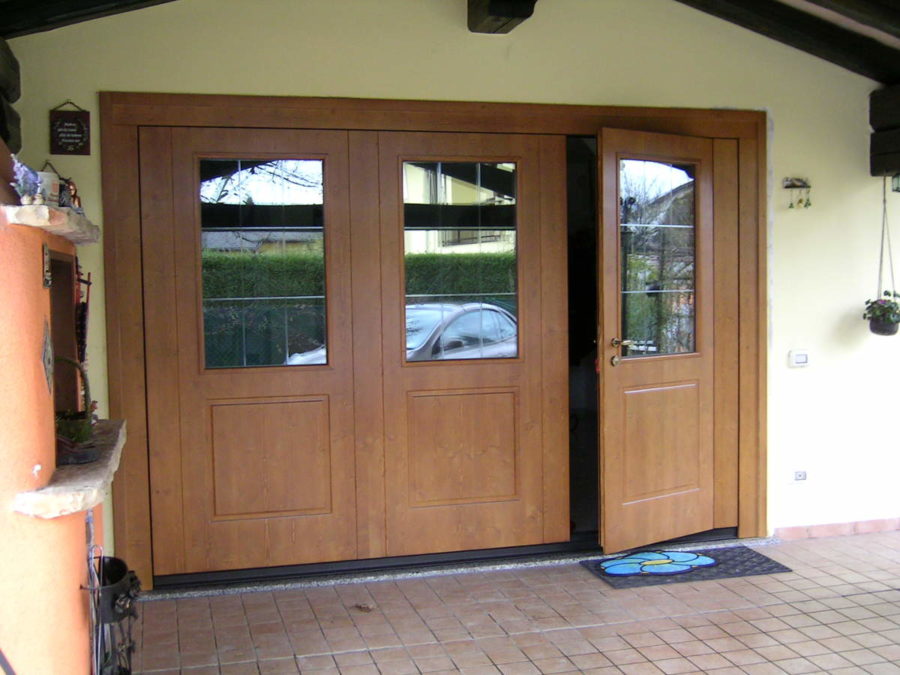 porta basculante in legno con porta e vetratura